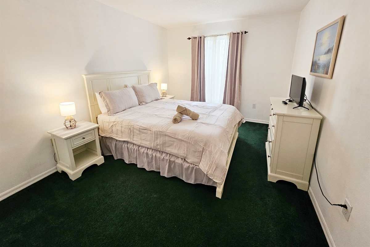 QUEEN Bedroom 1, ROKU TV