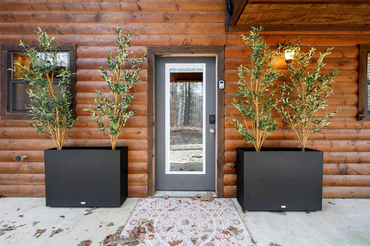 Classic cabin architecture surrounded by nature; a refined mountain escape designed for comfort from the moment you arrive.