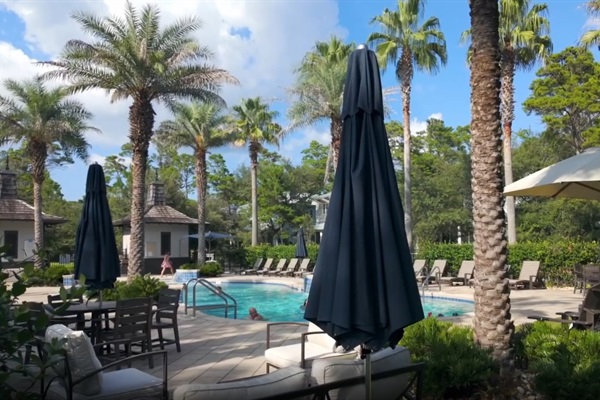 Community pool with zero entry, water features & plenty of seating