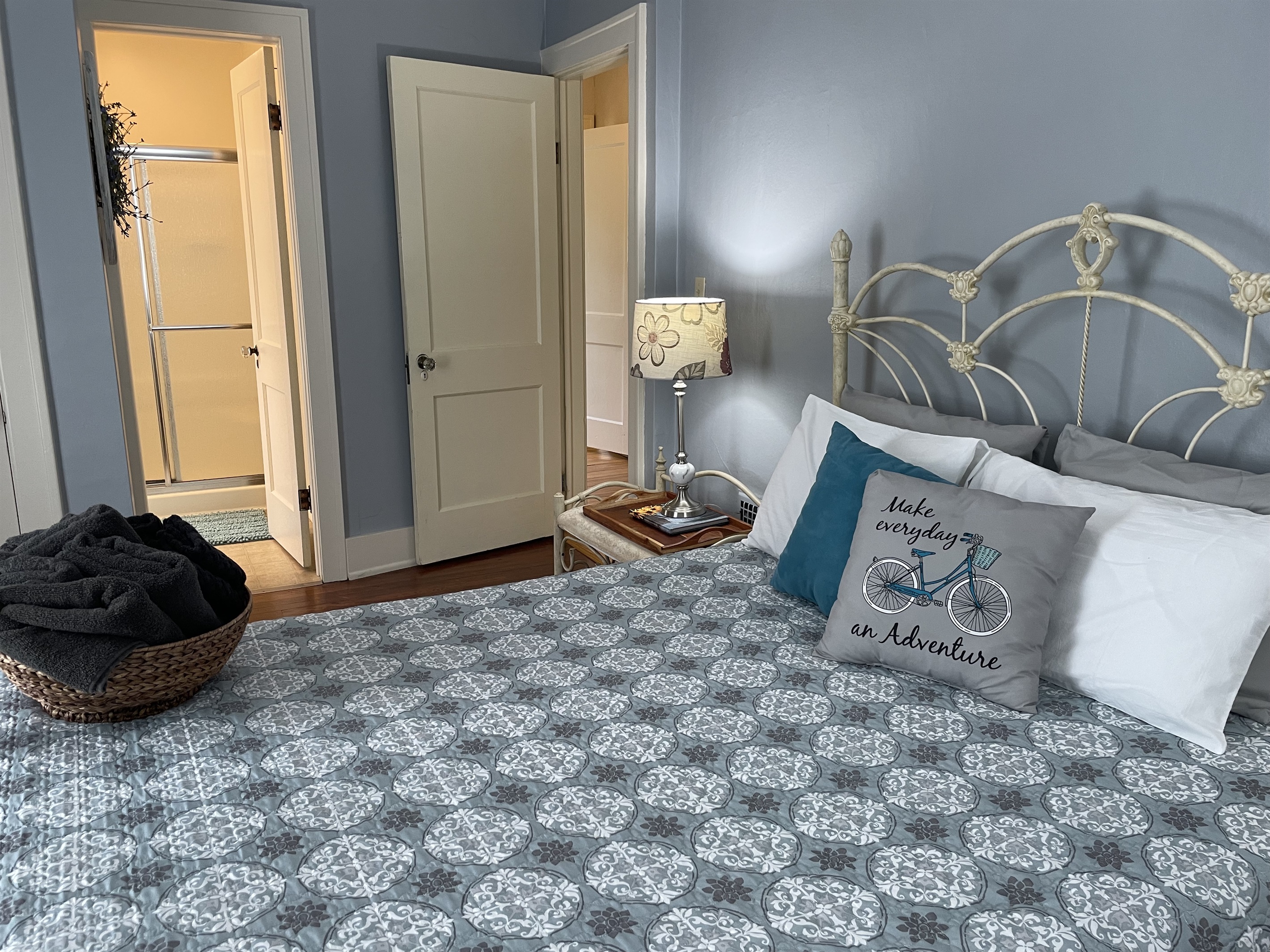 1st floor Queen w/ ensuite