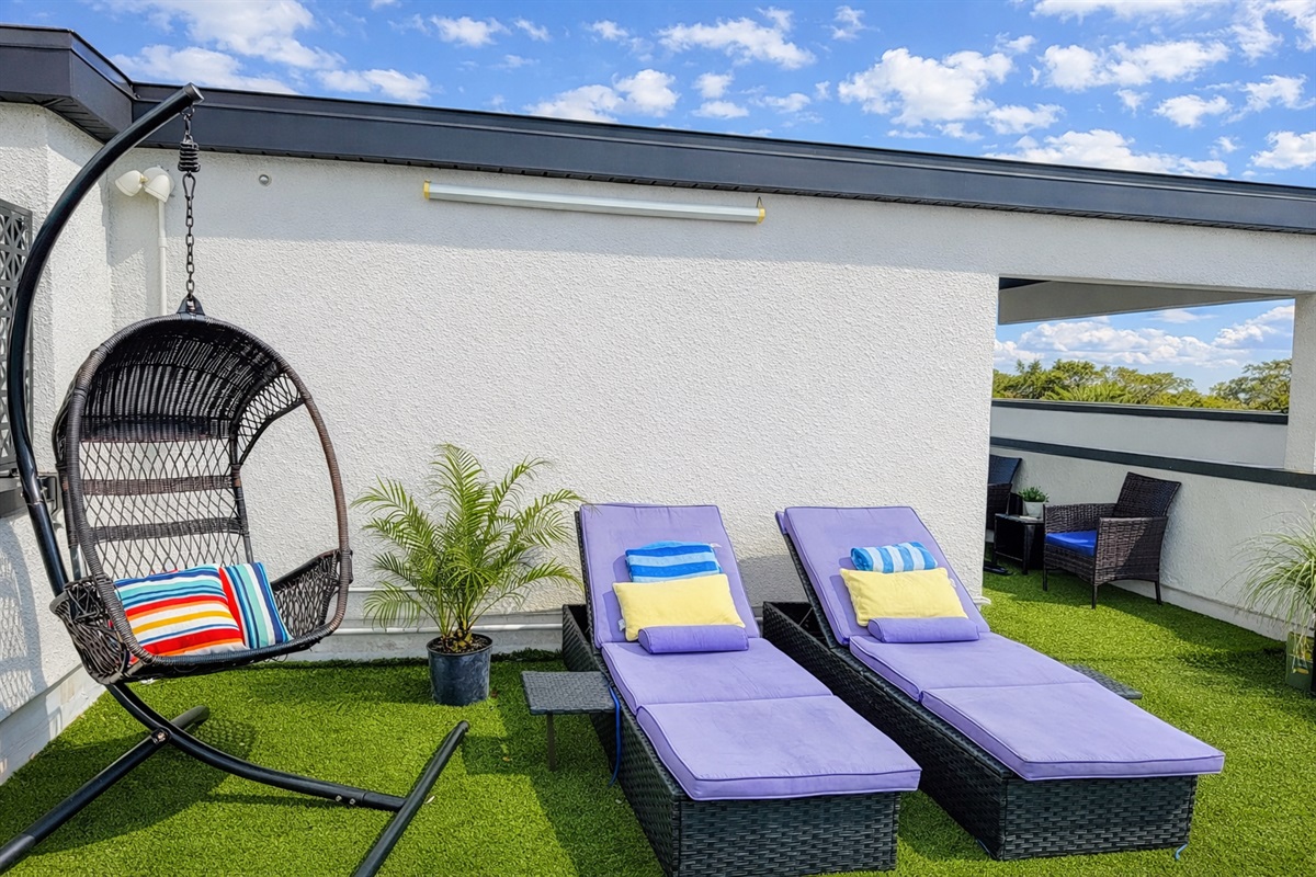 Modern private rooftop: open-plan design seamlessly integrates for seamless indoor/outdoor living.