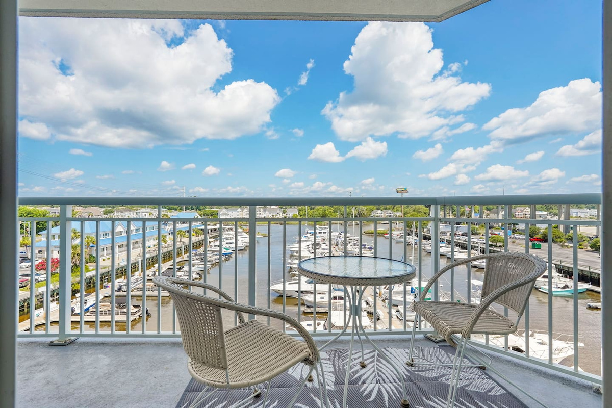Relax on your private balcony overlooking the Intracoastal Waterway & Harbourgate Marina. Front-row seats to boats, sunsets, and coastal breezes—your waterfront escape
