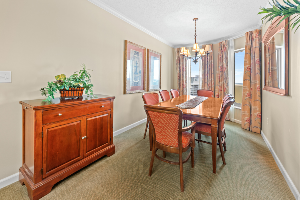 Dining Area with seating for 6