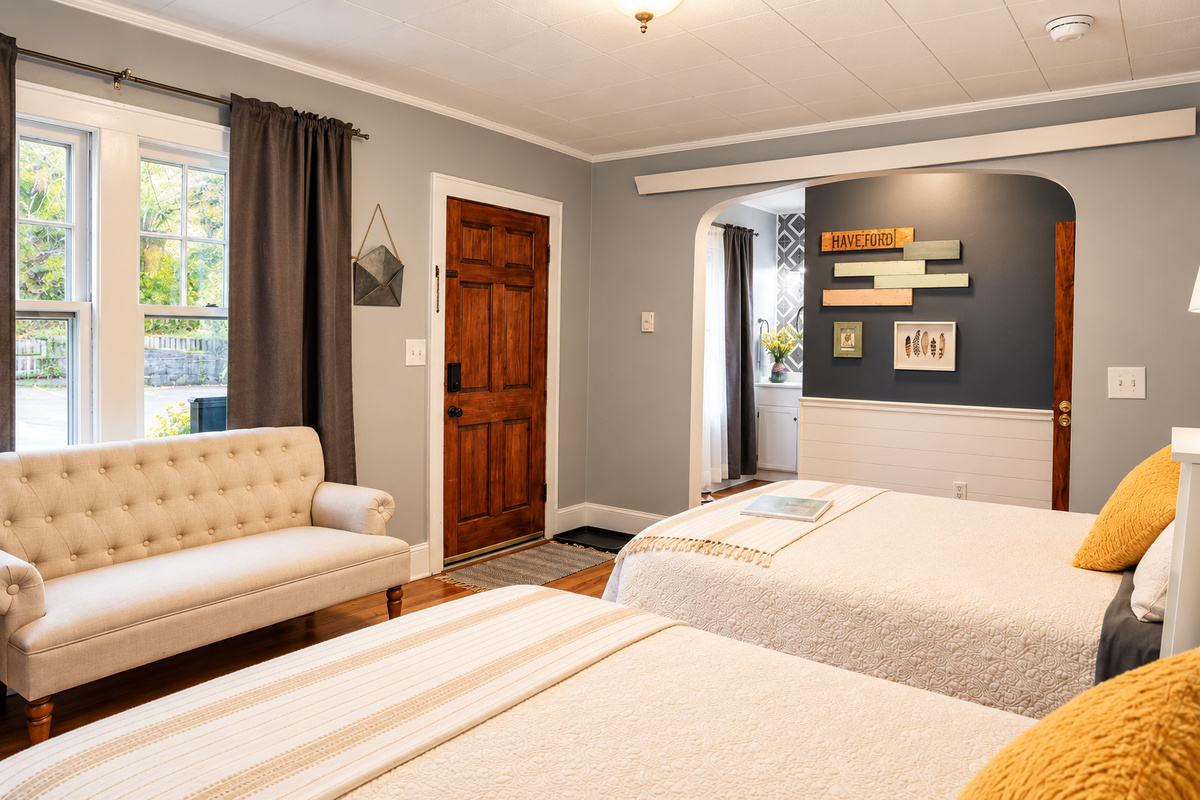 Cozy Hideaway on Main, Farmhouse Unit
