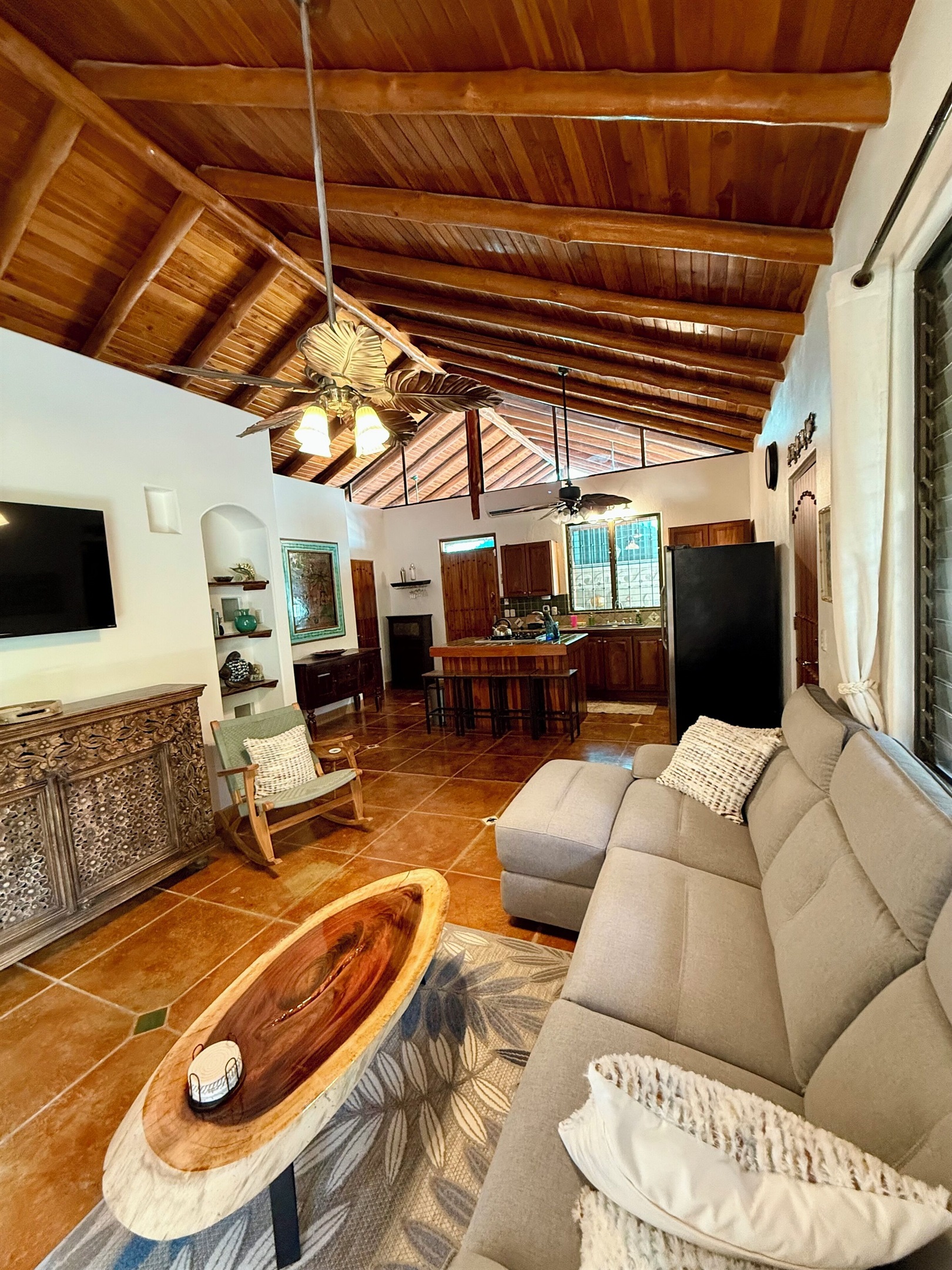 Open Living room/Kitchen and 4 kitchen island barstools 