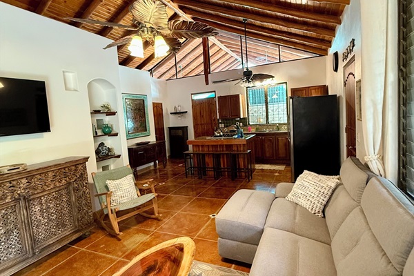 Open Living room/Kitchen and 4 kitchen island barstools 