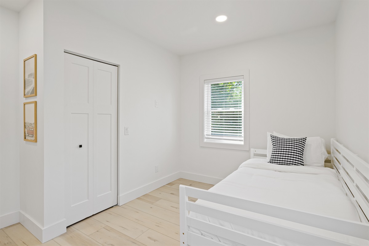 Trundle that pops up to 2 twin beds