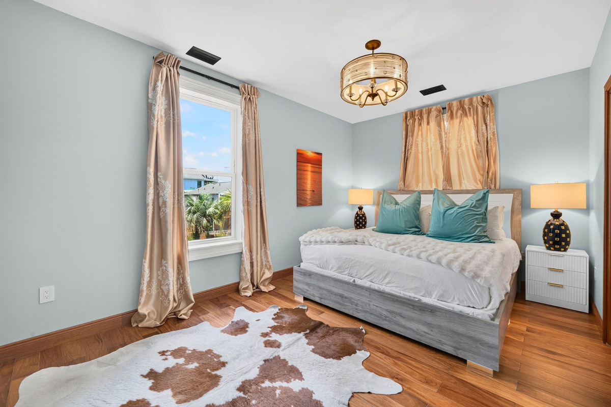 2nd Floor Bedroom 4, Ensuite | Rosewood Retreat | 2605 Palm Blvd, Isle of Palms, SC | IOP Escapes