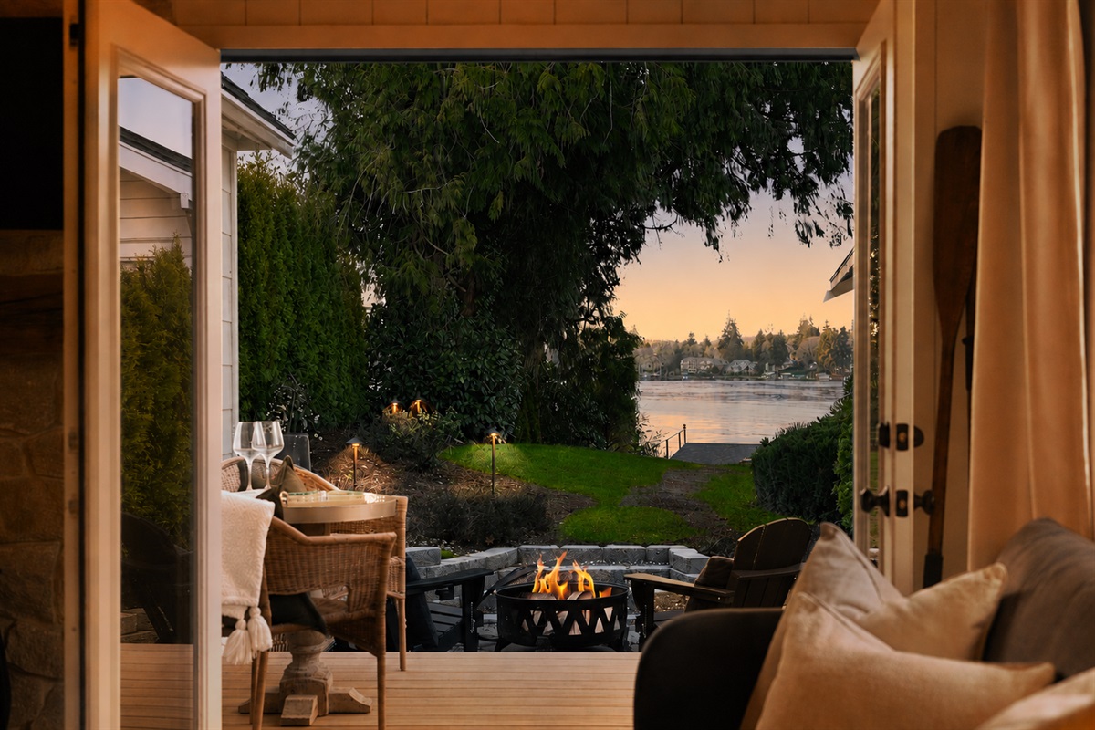 Evenings at Little Leaf are pure magic—crackling fire, soft lake breezes, and front-row seats to sunsetscapes over the water. Enjoy lakefront tranquility, and the kind of escape you’ll wish lasted longer. 