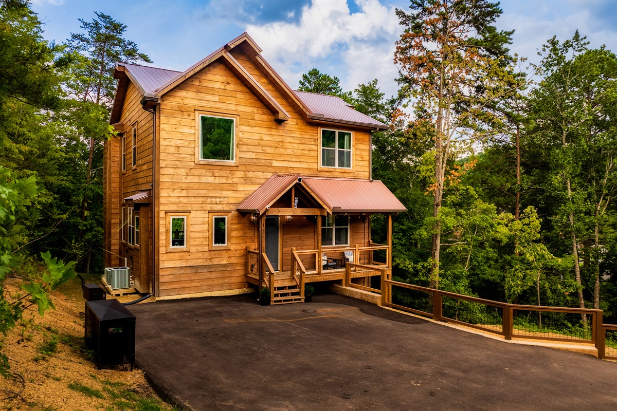 Spacious cabin retreat with private parking and welcoming entry