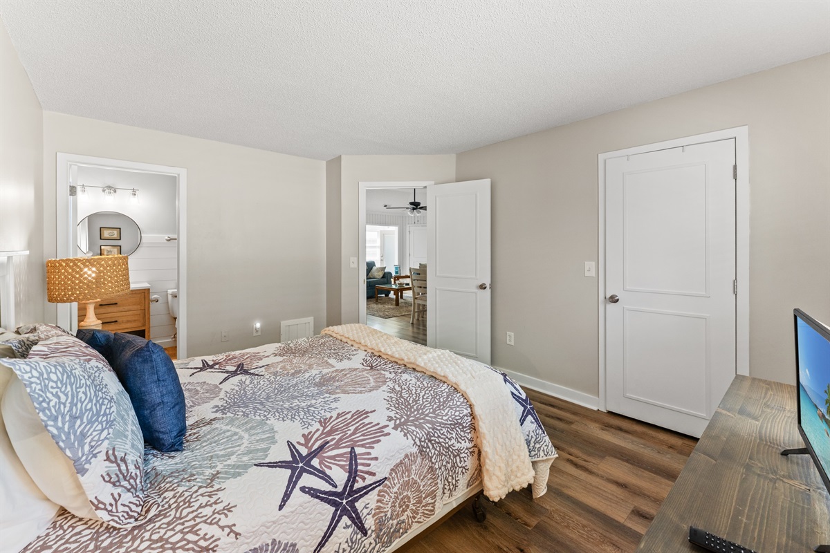 Spacious Main Bedroom with Queen bed and ensuite