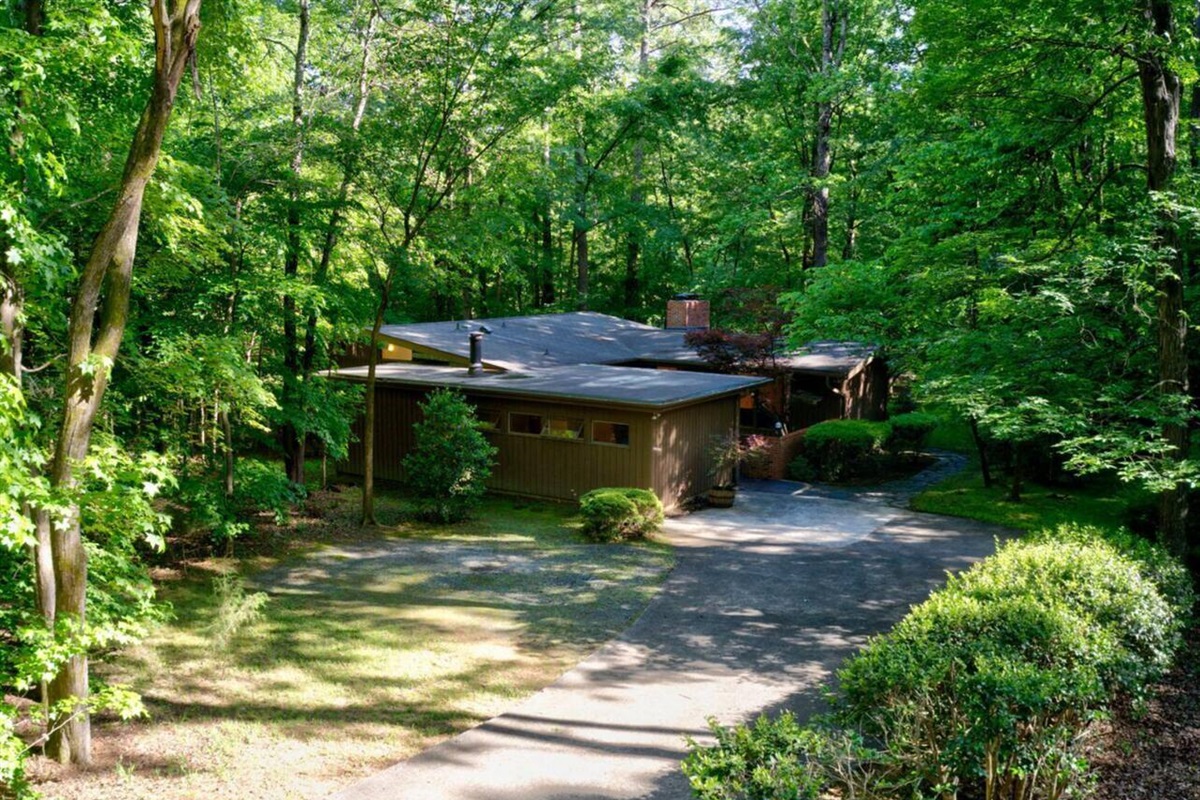 This mid-century modernist home sits on a peaceful wooded lot just 10 minutes from UNC Chapel Hill and less than 5 mins from Whole Foods, Trader Joe's and cafes, restaurants and bars.