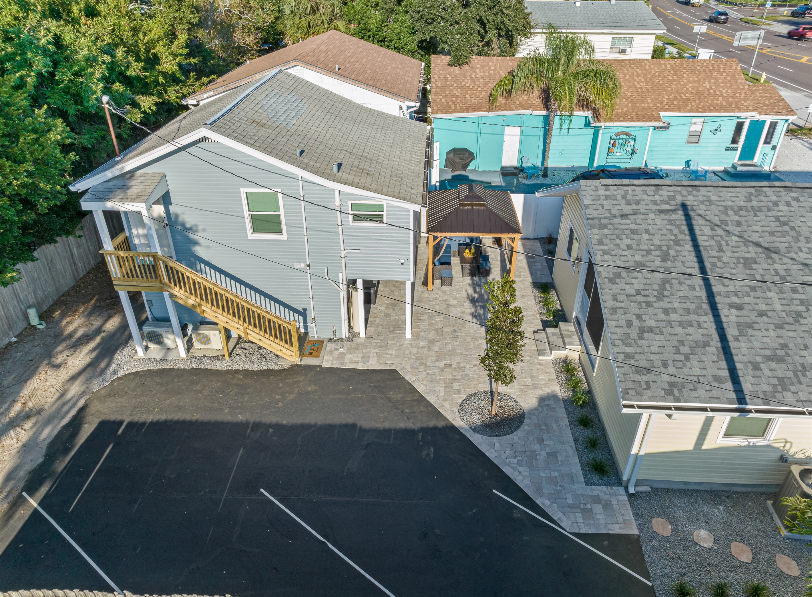 Aerial top view of our stunning property featuring our spacious driveway! Send us a message if you have any questions regarding the property!