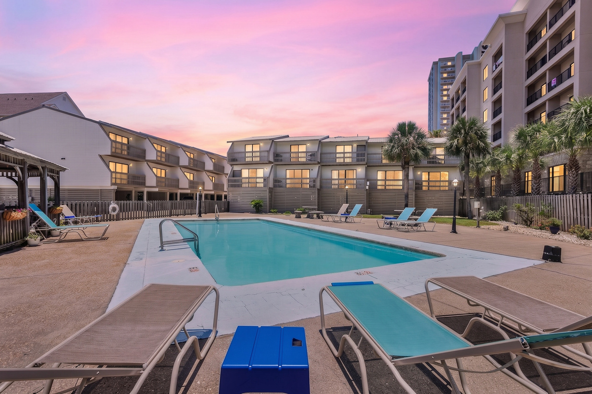 Pool/Lounging Area