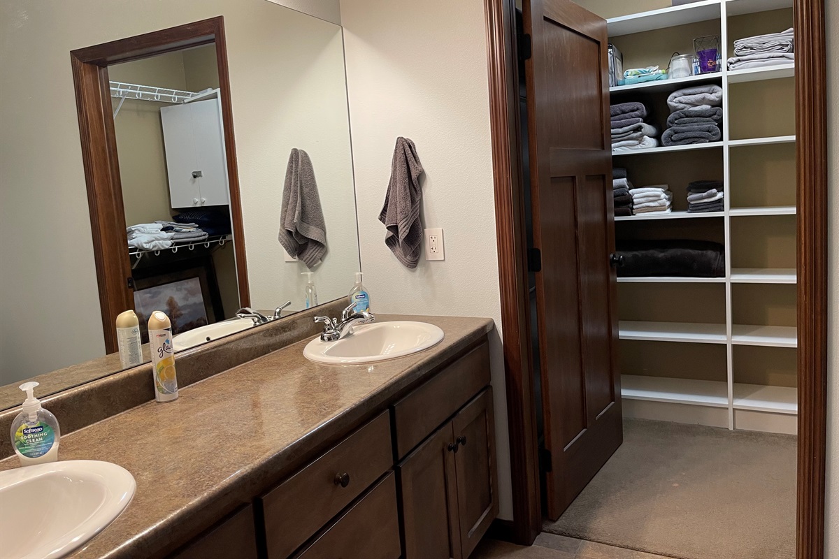 Master Bathroom w/walk in closet