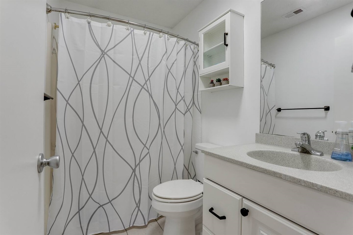 Fresh towels and washcloths are provided in the full bath, ensuring a comfortable and convenient stay.