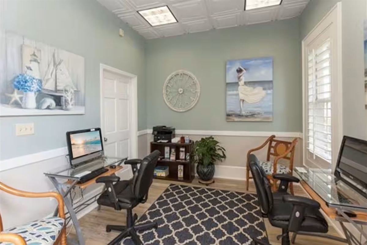 Work or study with ease—even on vacation 💻
This quiet business center offers desk space, computers, and a calm setting—perfect for remote work, planning outings, or checking in while away.
