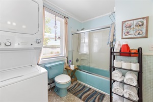 Complete bathroom with tub and laundry machie