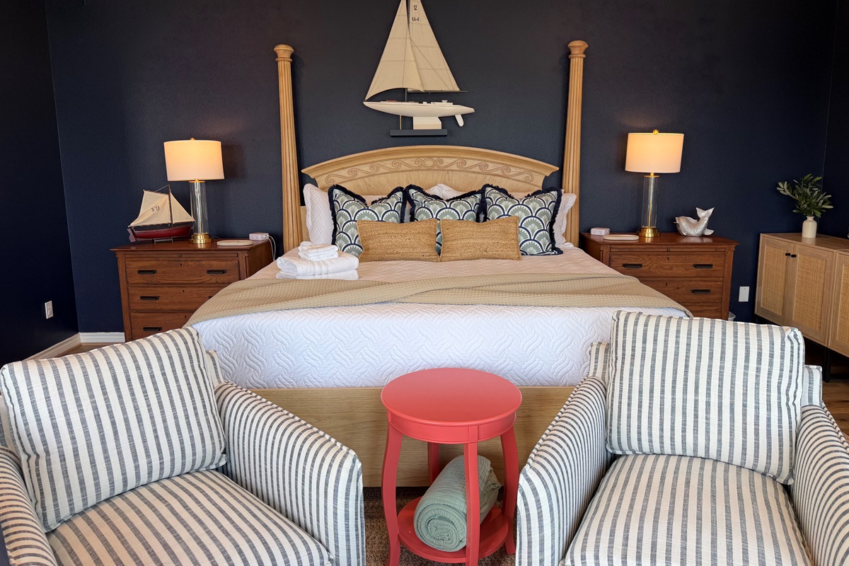 The Seafarer Suite is a mirror image of the Intercoastal Suite, along with coffee bar, full bathroom with shower tub combination, walk in closet and best of all: Sunrise from every window! Black out curtains too! 