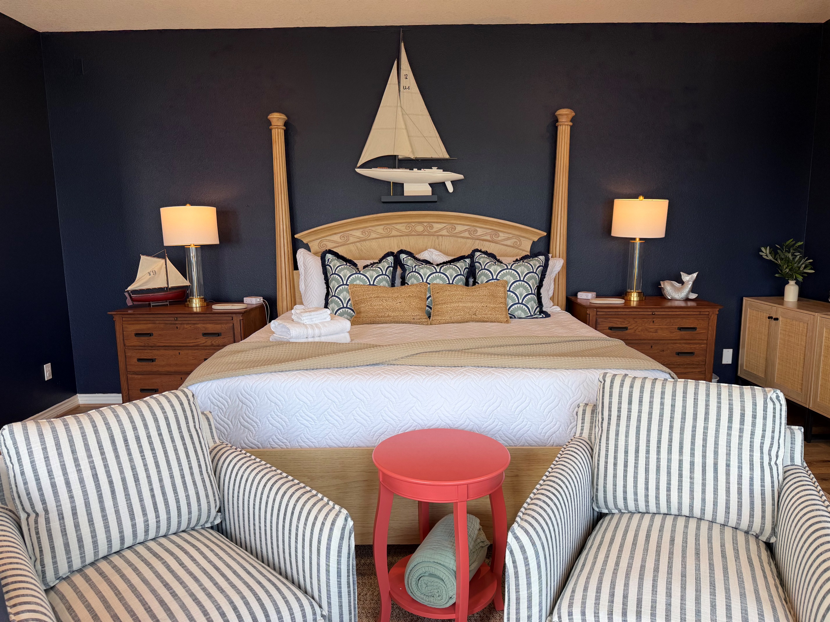 The Seafarer Suite is a mirror image of the Intercoastal Suite, along with coffee bar, full bathroom with shower tub combination, walk in closet and best of all: Sunrise from every window! Black out curtains too! 