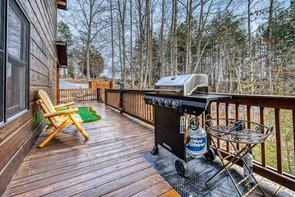 Grill included. Mountain views from the wrap-around porch. Plenty of outdoor games to play! Giant jenga, cornhole/bags, ball toss, ring toss, plus mini golf putt-putt! 