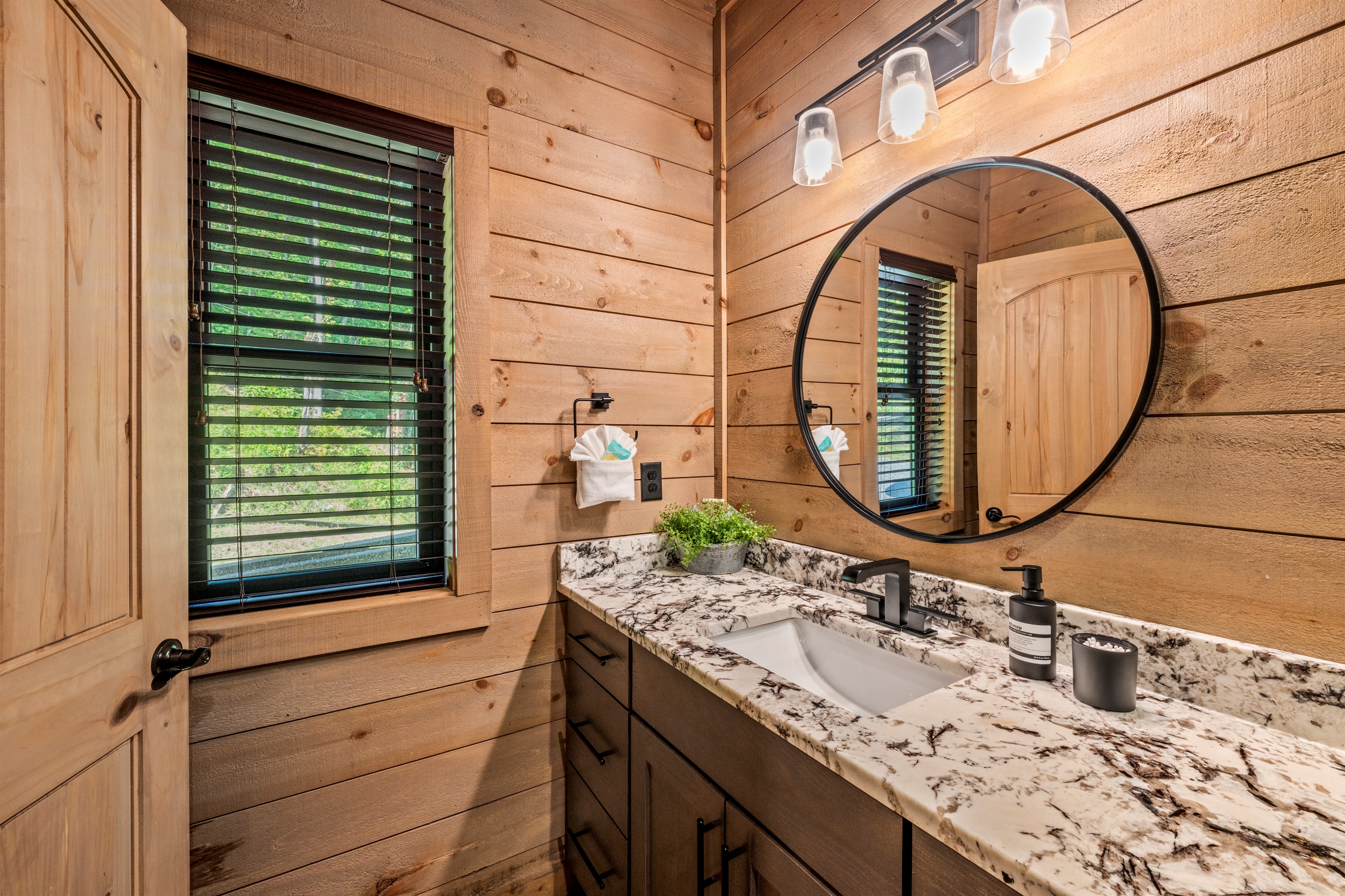 🪞 That “get ready” glow-up happens right here. Modern finishes, rustic walls, and Insta-worthy lighting included.