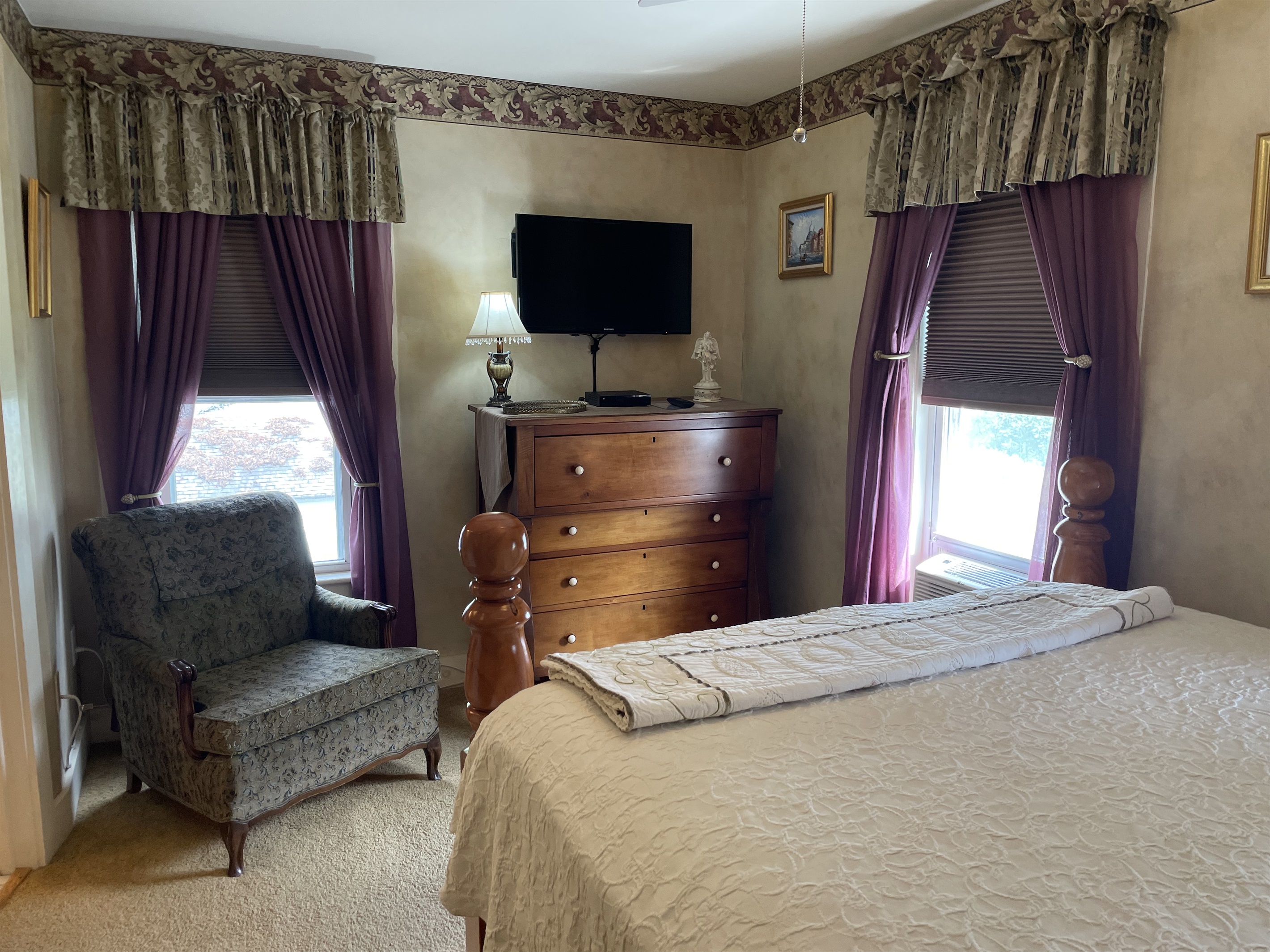 Venice bdrm with Queen