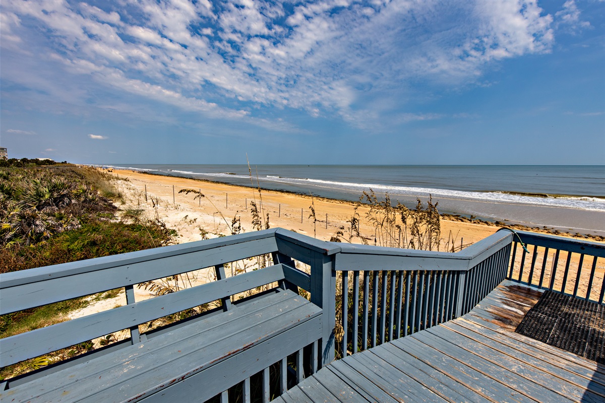 A front-row view of paradise — step onto the boardwalk and take in miles of golden sand, rolling waves, and that wide-open Florida sky. 🌊☀️
