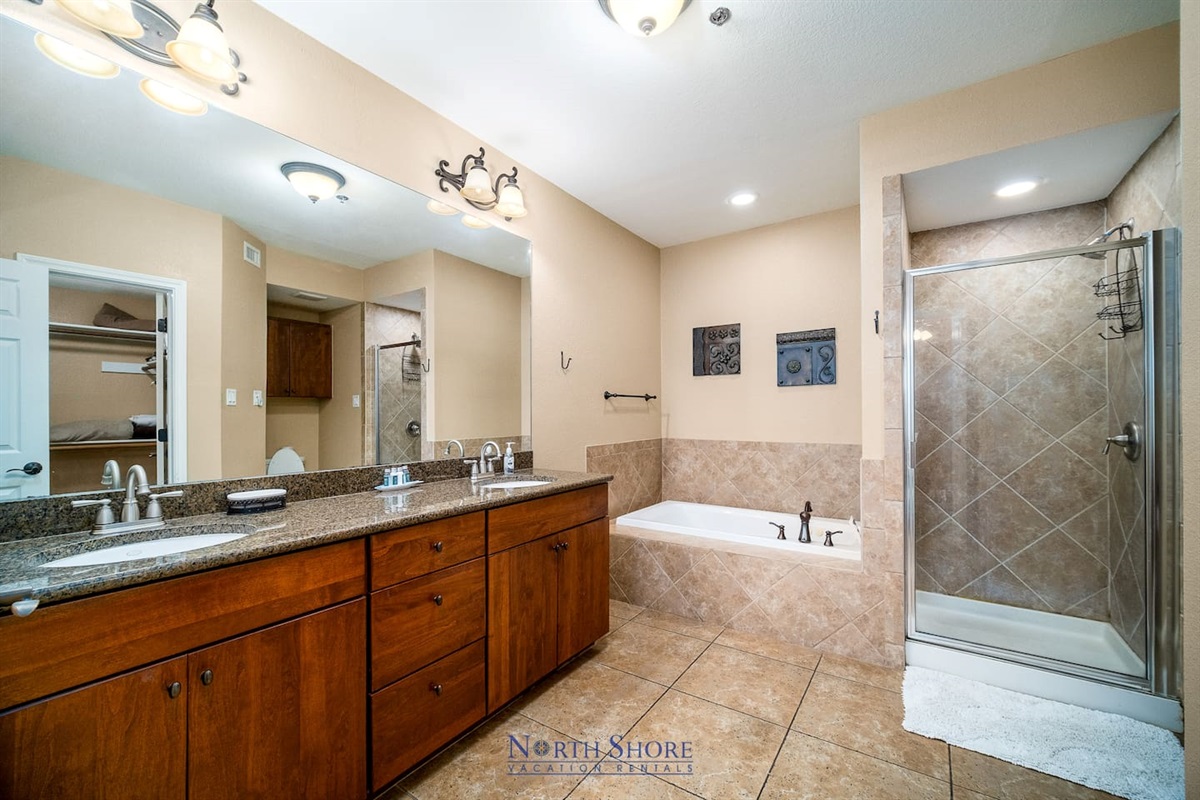 En Suite Master Bath with Soaking Tub & Walk-in Shower