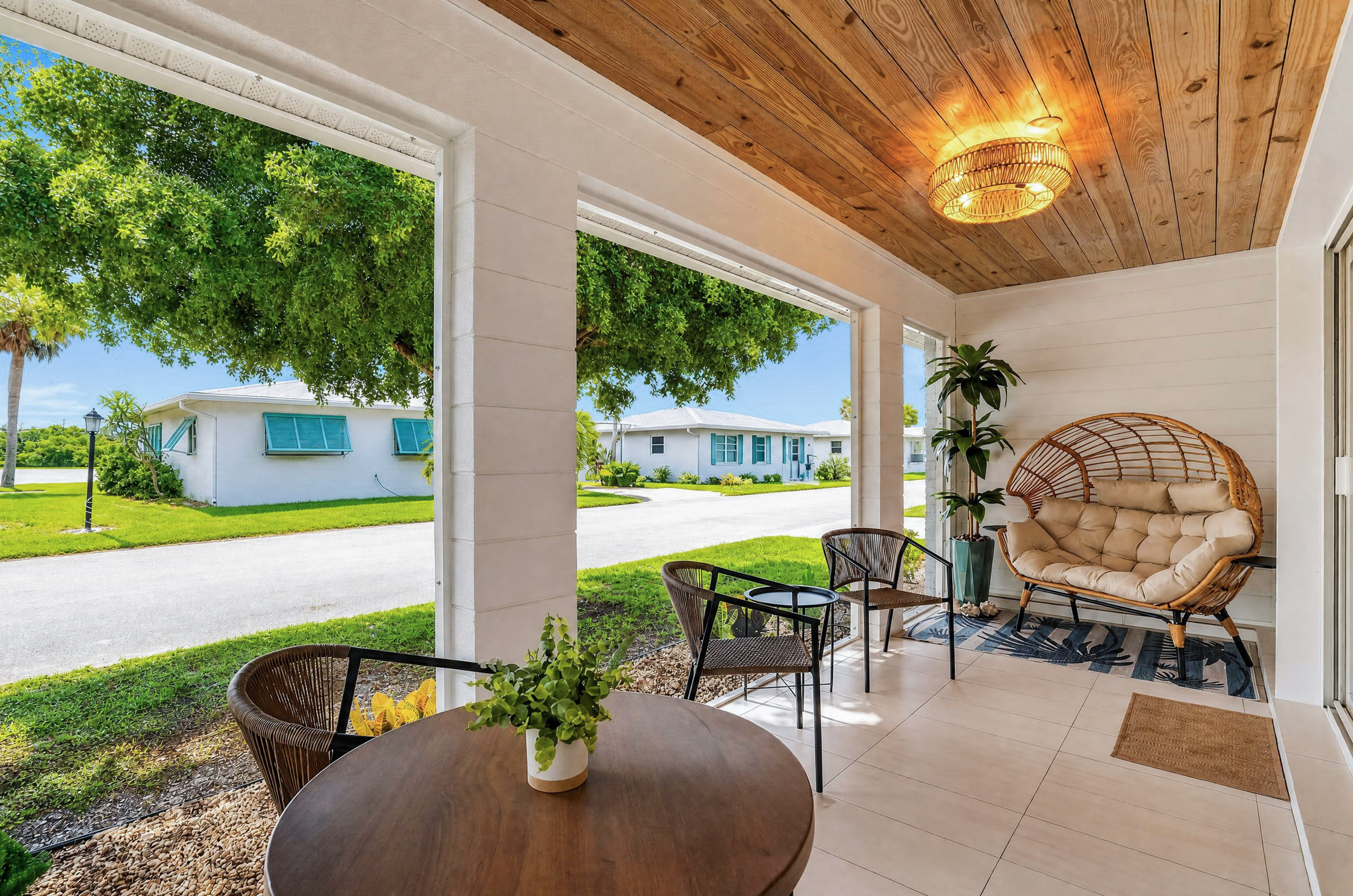 From morning coffee to evening cocktails, the lanai invites you to slow down and settle into island time.
