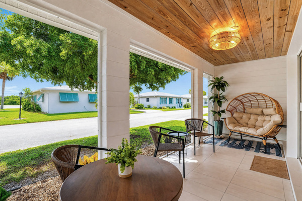From morning coffee to evening cocktails, the lanai invites you to slow down and settle into island time.

