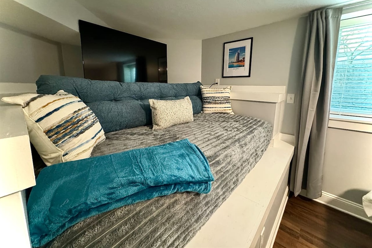 The Twin size daybed doubles as a place to sleep and cozy sitting area in Dubai Room on the Garden Level.