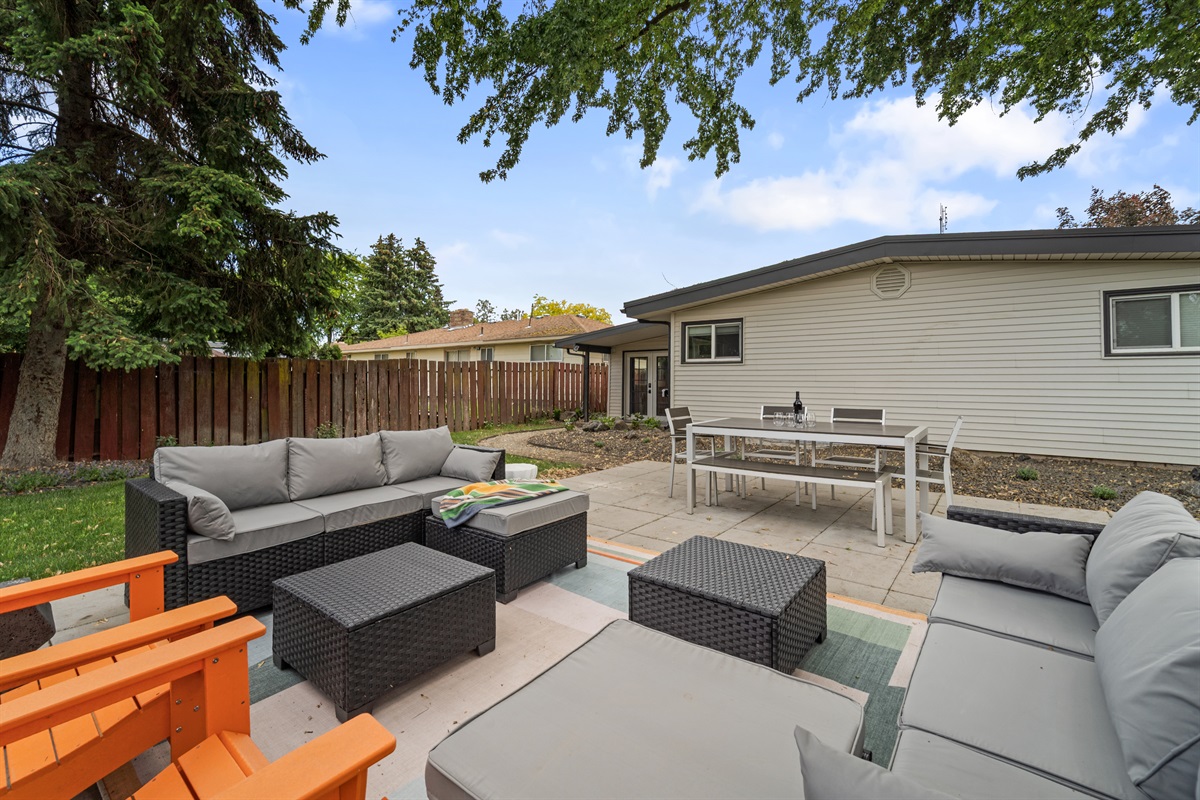Outside patio: dining table & lounge area. 