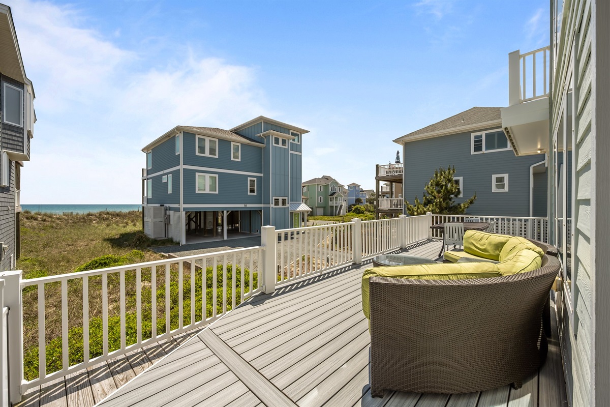 First-floor deck overlooking the ocean and nieghborhood