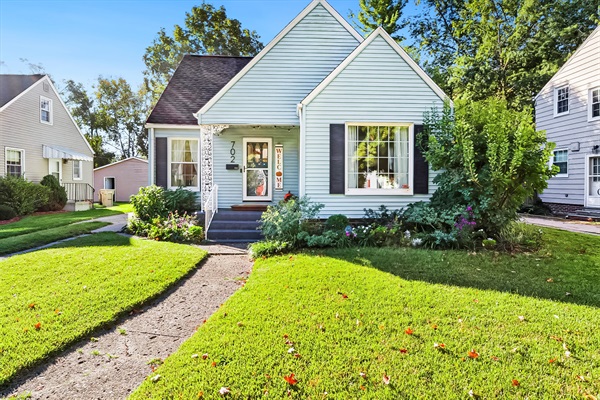 Your home away from home—our South Bend guest retreat is nestled on Angela Blvd with style, warmth, and family-friendly charm. Minutes from Notre Dame, perfect for game weekends.