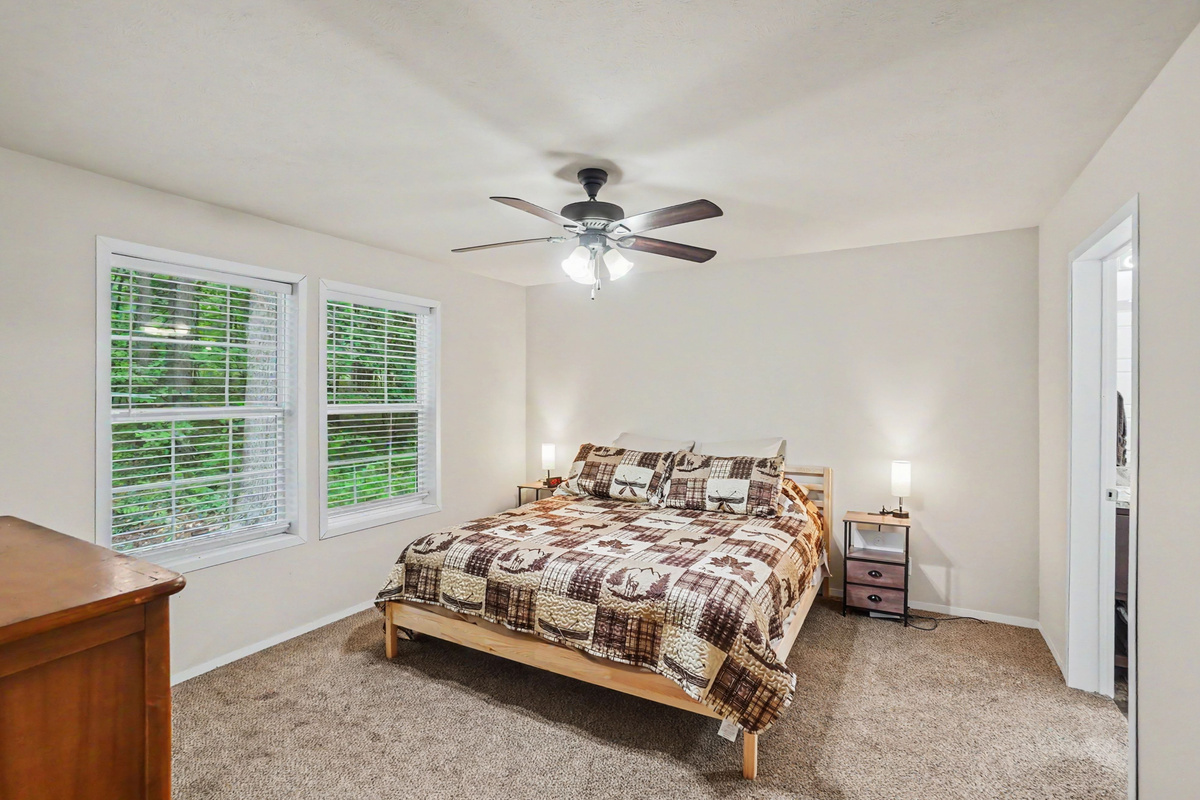Master bedroom with king size bed & ensuite bathroom.