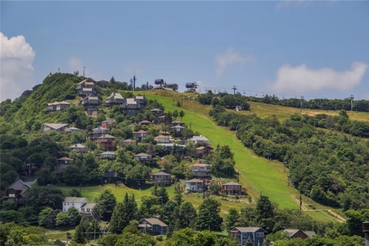 Minutes from the ski slopes and hiking with amazing views