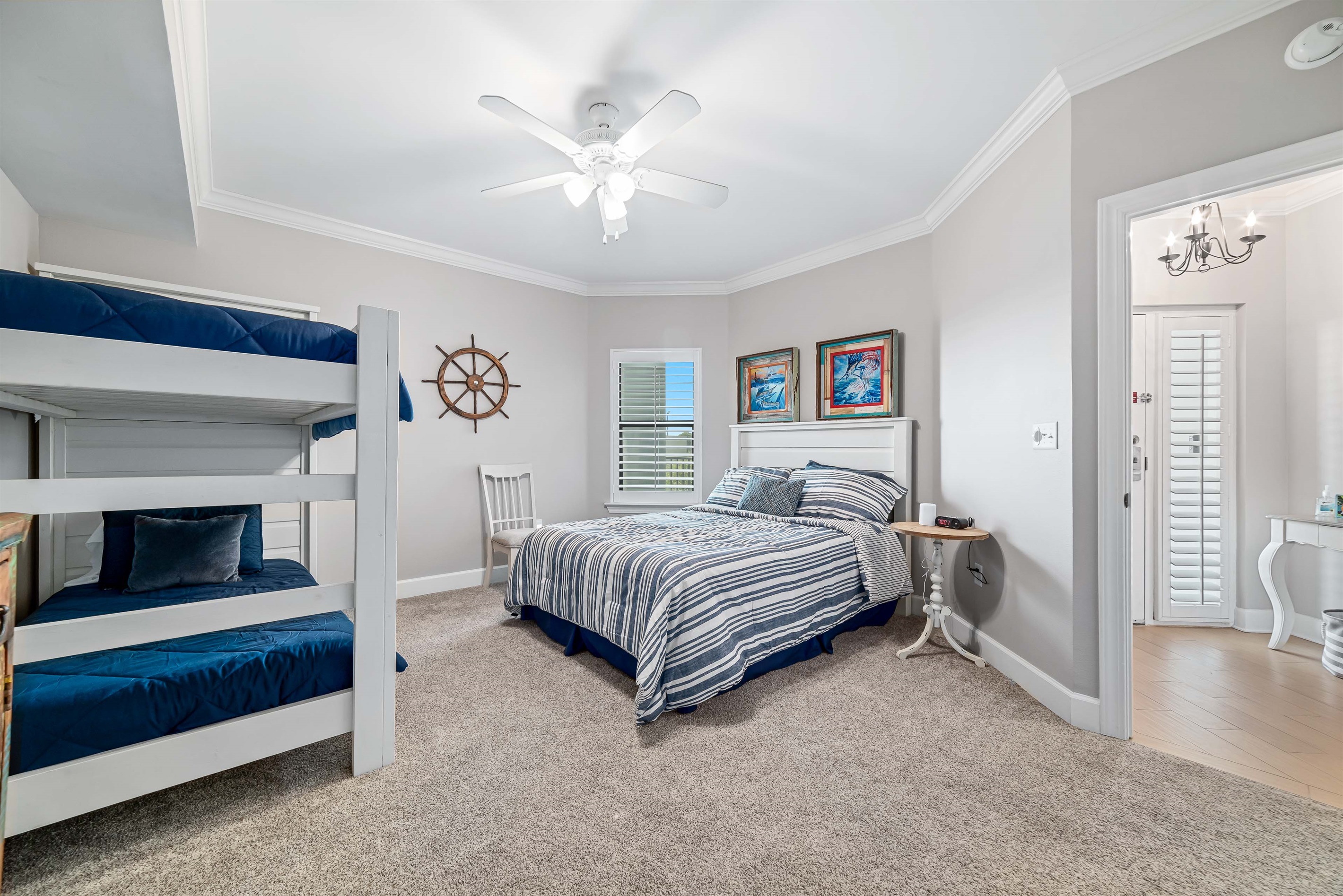 A versatile bedroom featuring a queen bed and a bunk bed, ideal for families or friends traveling together, with a comfortable and welcoming atmosphere.