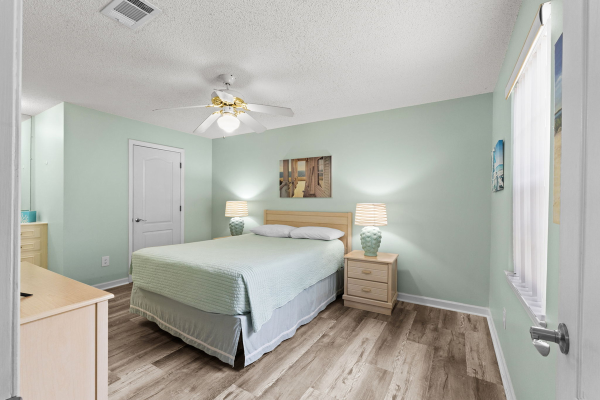 Bedroom with Queen Sized Bed