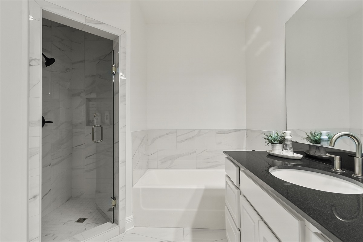 Master Bedroom - En-Suite Bathroom
