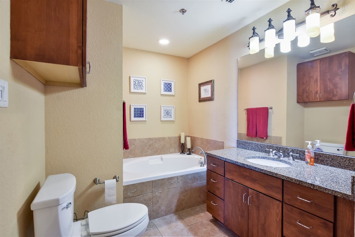 Full Bath with Soaking Tub