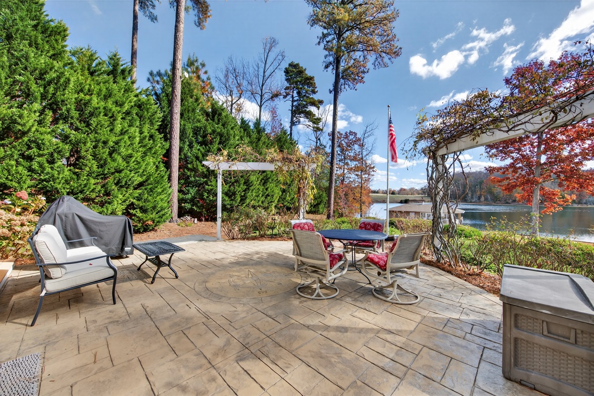 Cozy spots to unwind and enjoy the calm of the lake.