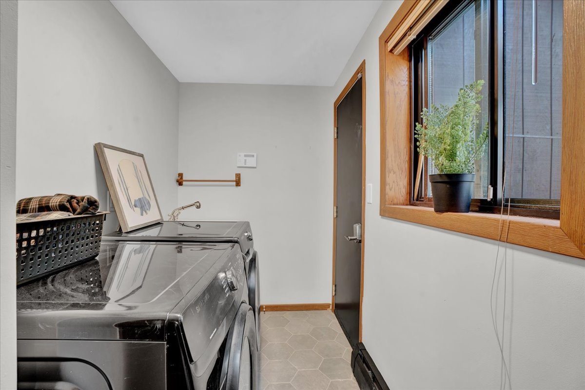 “Washer + dryer ready for post-lake refresh — convenience built in.”