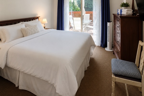 Main floor Queen bedroom. All linen is top of the line. Tons of pillows and blankets. Streaming TV.