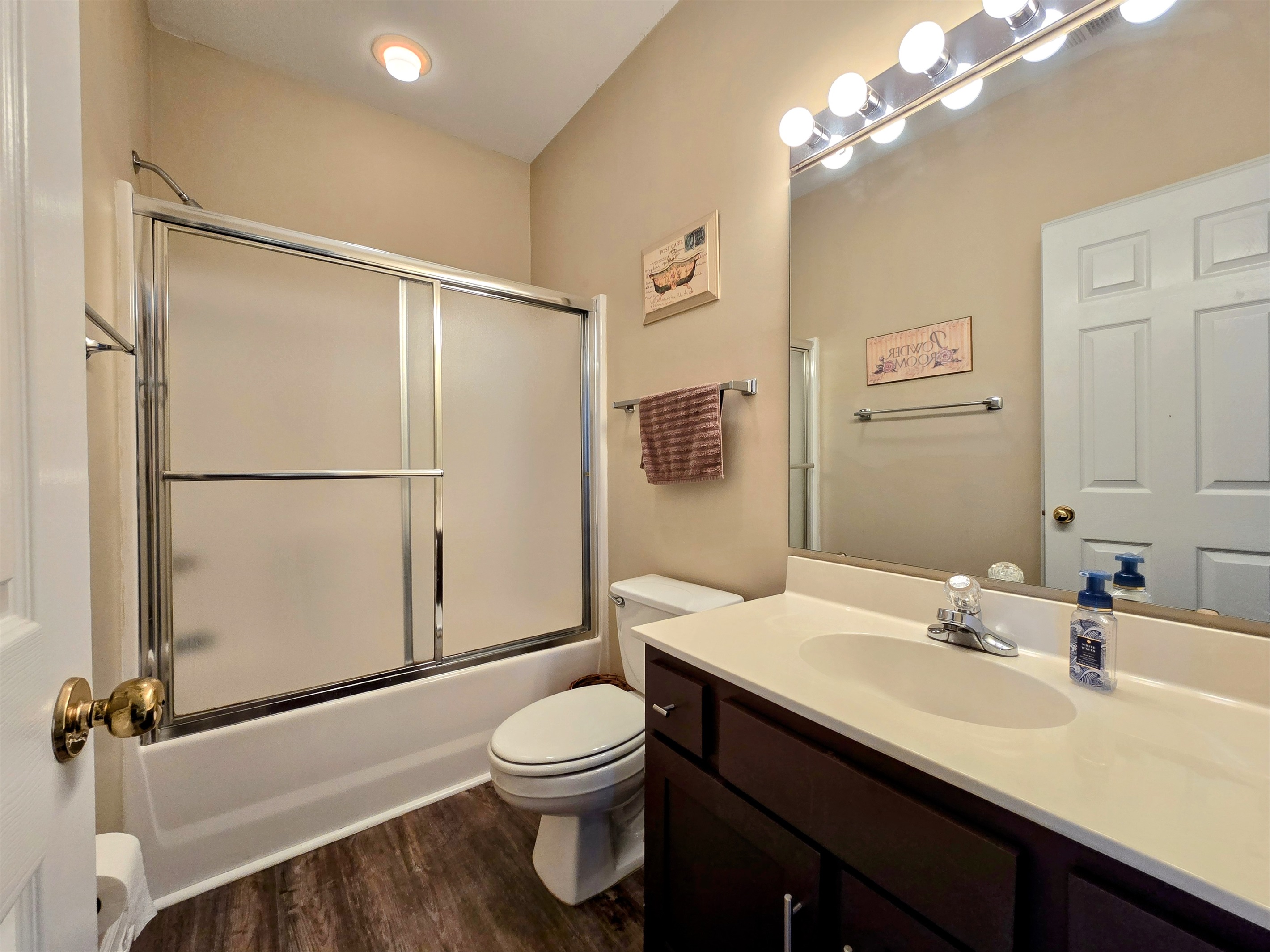 Master Ensuite Full Bath with Shower/Tub