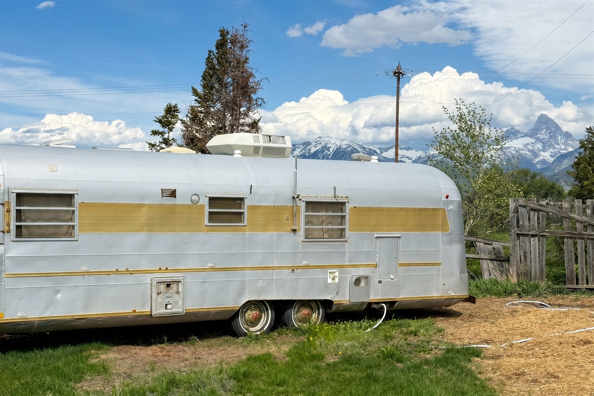 Out here living in a postcard. Retro silver exterior giving aesthetic vintage camper vibes