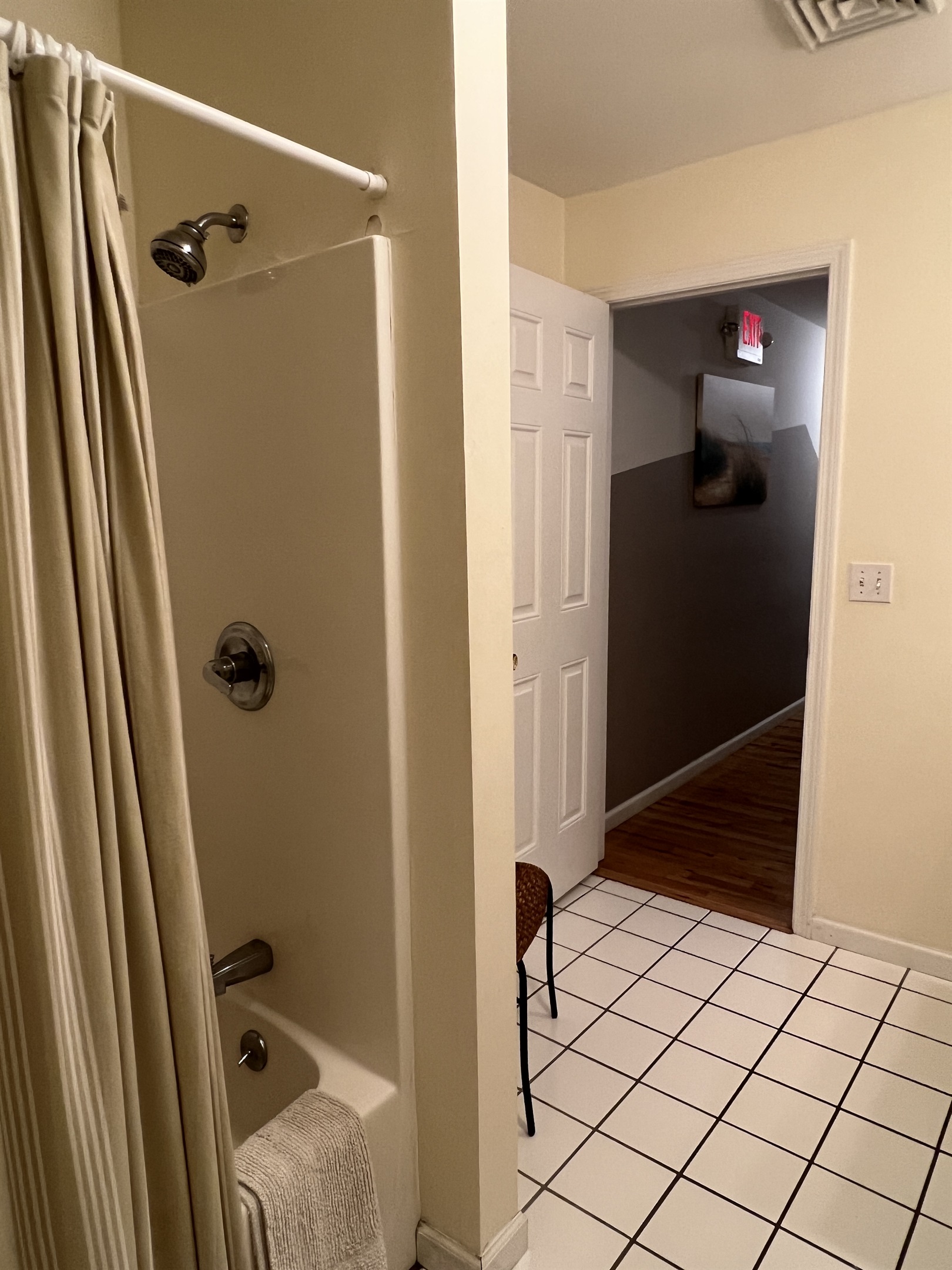 The Federal House Apartment 1, 2nd floor hallway bathroom with tub/shower.