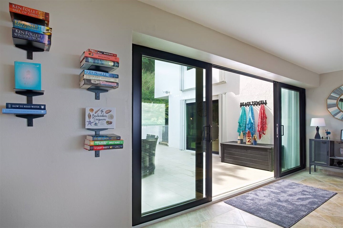 Access from the dining room and living room to the pool patio