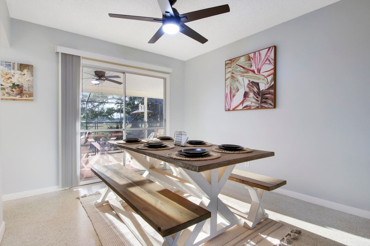 Indoor dining and quiet area