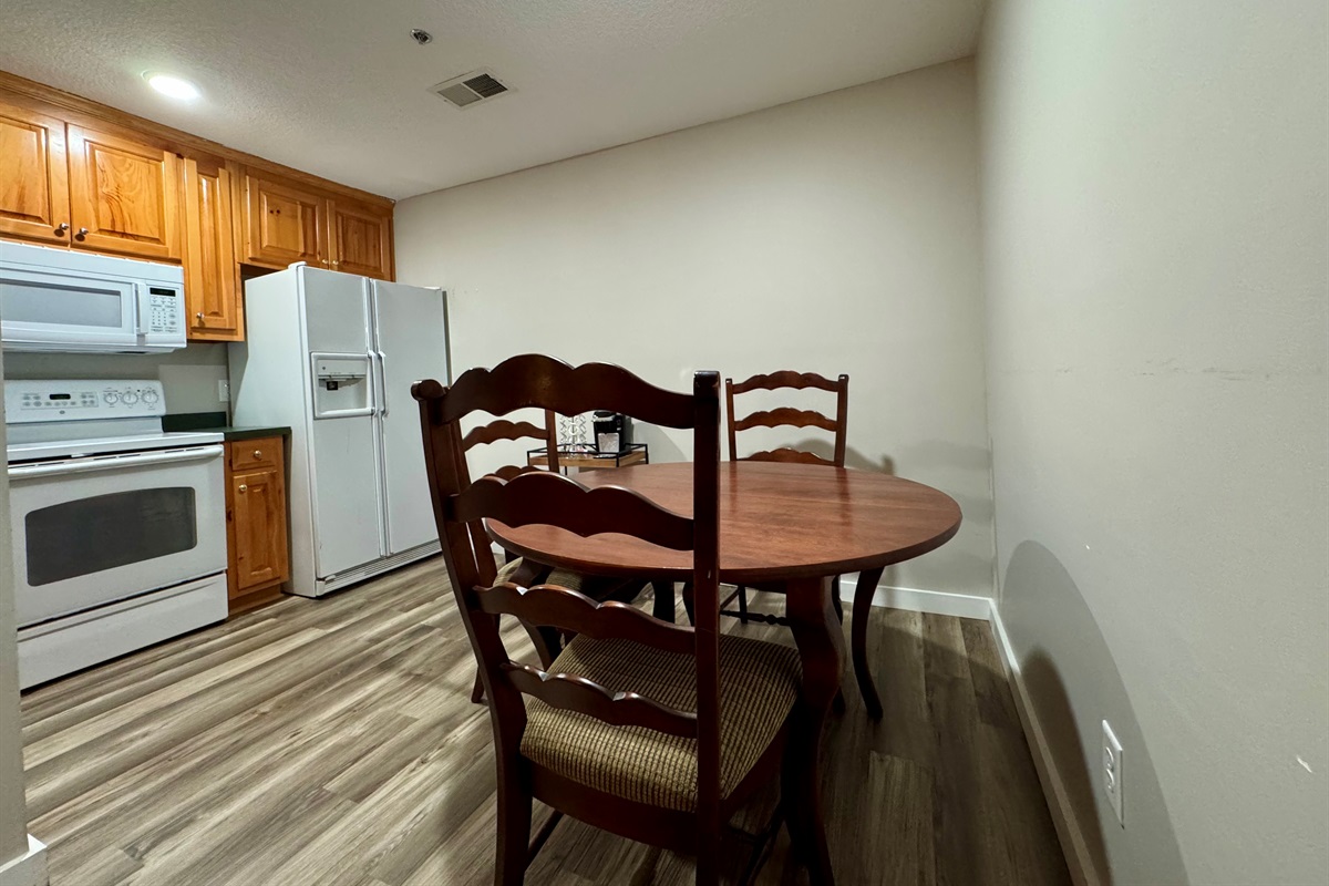 🍽️ Enjoy meals at the dining table or takeout from Helen’s local restaurants just 1 mile away.